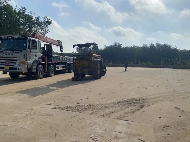 Máy xúc đào, xử lý nền mặt bằng sân