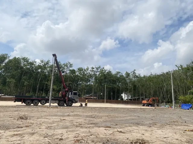 Xe cẩu dựng trụ đèn chiếu sáng sân bóng