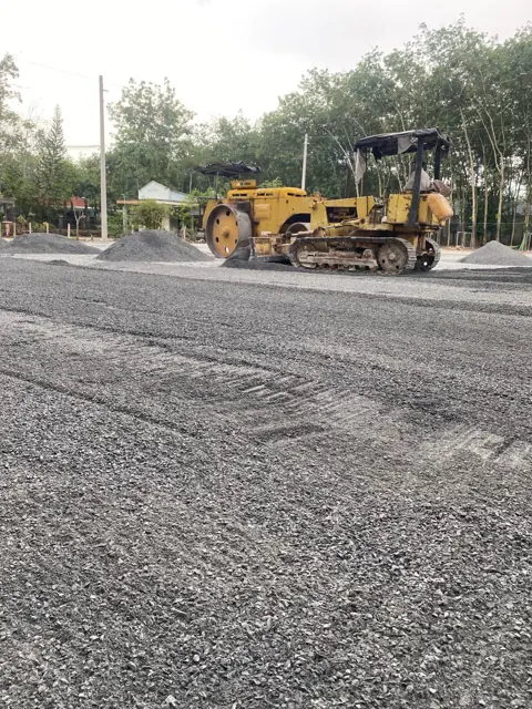 Máy ủi lu lèn nền đá