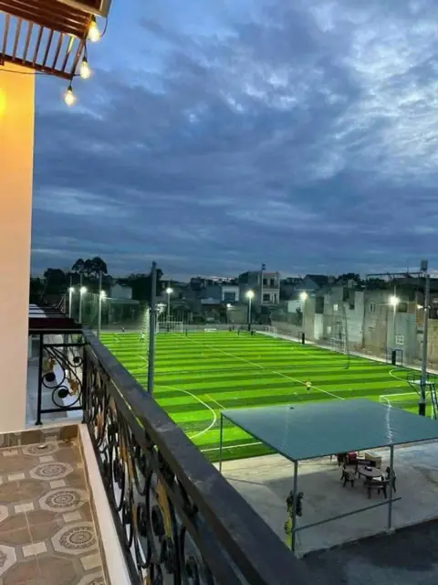 Sân bóng cỏ nhân tạo lên đèn ban đêm