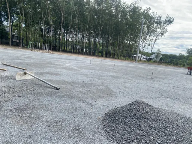 Công nhân gạt phẳng mặt nền đá