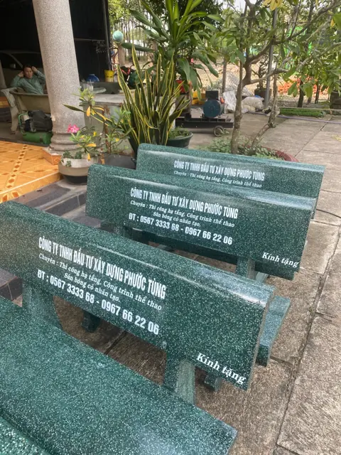 Ghế đá kính tặng của Phước Tùng