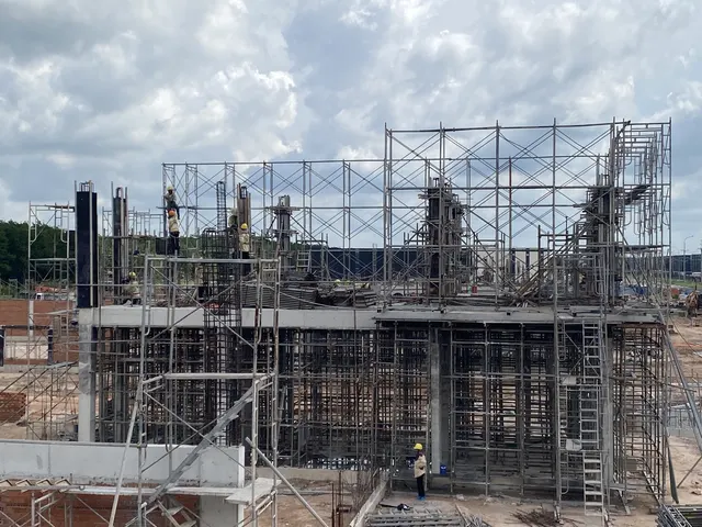 Giàn giáo, cột bê tông cốt thép nhà xưởng