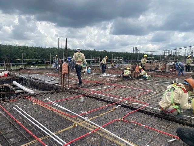 Lắp đặt cốt thép, ống kỹ thuật sàn bê tông cốt thép