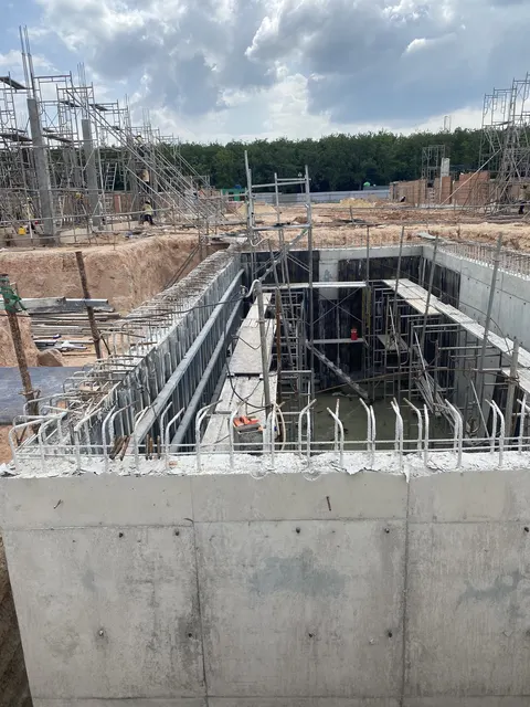 Tường bể bê tông cốt thép sau tháo ván khuôn